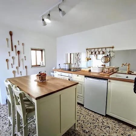 Cinque Terrazze: Freshly Renovated 2-bedroom House Ceglie Messapica